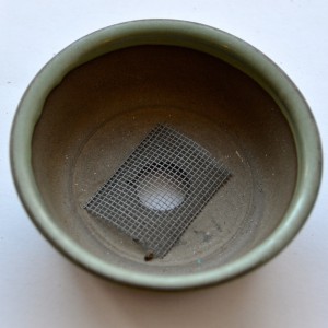 Pflanzschale für Sukkulenten mit Netz über Abzugsloch